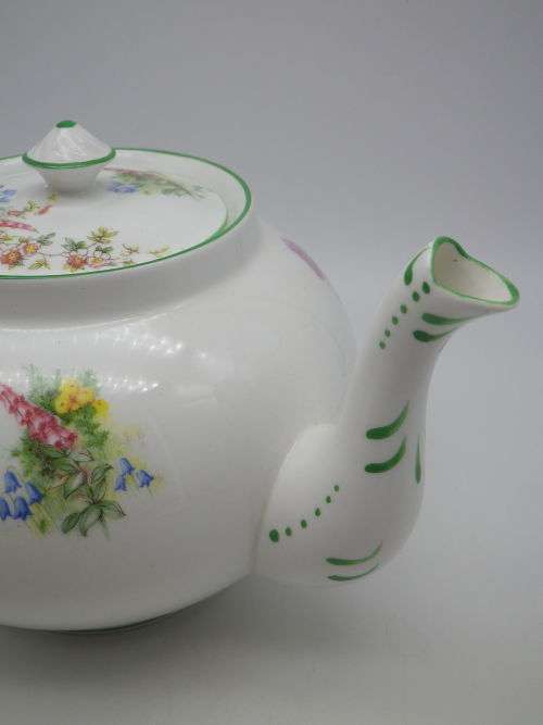 BELL CHINA, England Fine Bone China Vintage Teapot. Pattern is: MEADOWSIDW. Lovely Condition