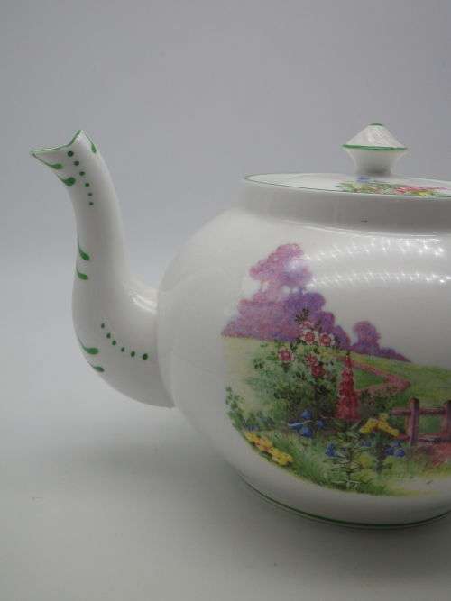 BELL CHINA, England Fine Bone China Vintage Teapot. Pattern is: MEADOWSIDW. Lovely Condition