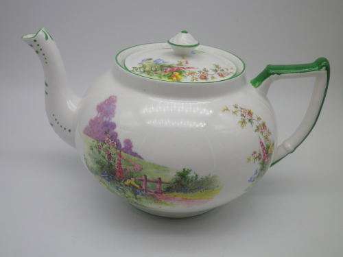 BELL CHINA, England Fine Bone China Vintage Teapot. Pattern is: MEADOWSIDW. Lovely Condition