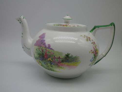 BELL CHINA, England Fine Bone China Vintage Teapot. Pattern is: MEADOWSIDW. Lovely Condition