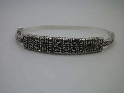 STERLING SILVER & MARCASITE BANGLE. 10.8 grms; 6.3 x 5.4 x 0.7mm. BEAUTIFUL!