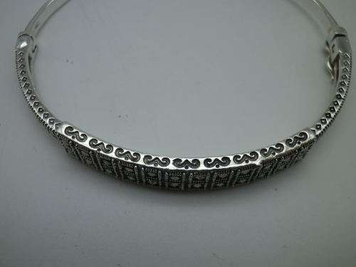 STERLING SILVER & MARCASITE BANGLE. 10.8 grms; 6.3 x 5.4 x 0.7mm. BEAUTIFUL!
