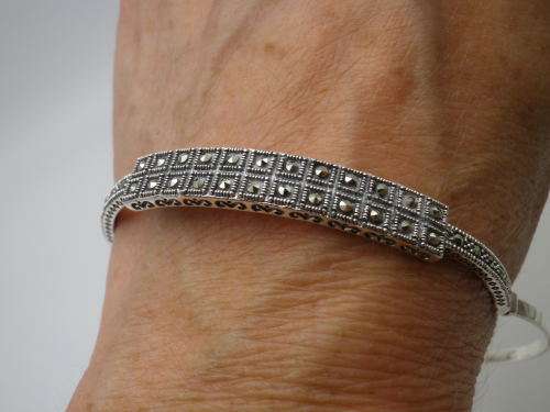 STERLING SILVER & MARCASITE BANGLE. 10.8 grms; 6.3 x 5.4 x 0.7mm. BEAUTIFUL!