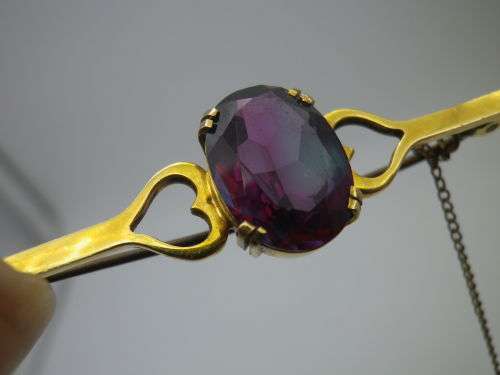 Hallmarked 9ct Yellow Gold and Rhinestone? Vintage Brooch. 5.7 cm long, 4.8 grms