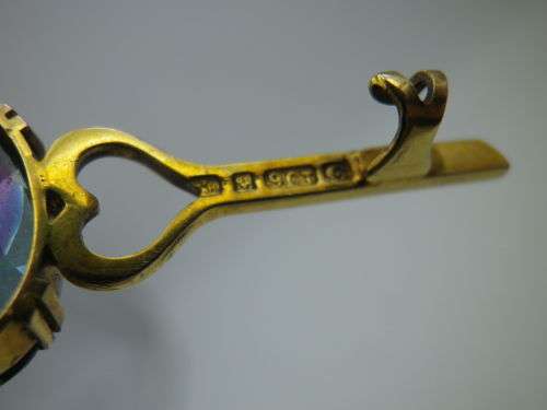 Hallmarked 9ct Yellow Gold and Rhinestone? Vintage Brooch. 5.7 cm long, 4.8 grms