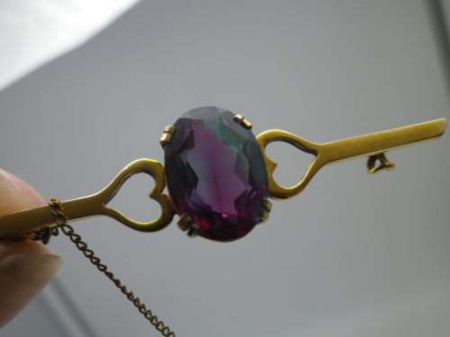 Hallmarked 9ct Yellow Gold and Rhinestone? Vintage Brooch. 5.7 cm long, 4.8 grms