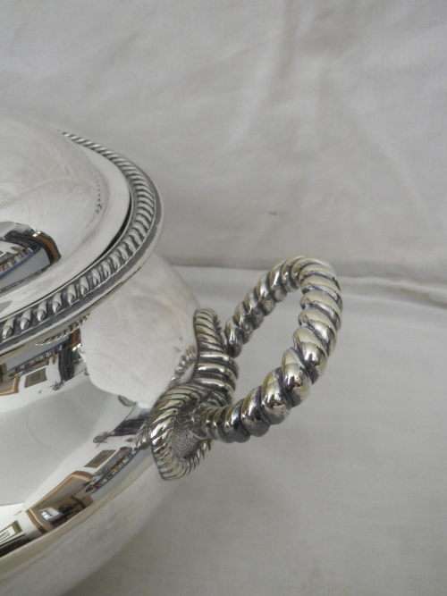 Spectacular Large Silver Plated Lidded Tureen with rope handles. Heavy, Good Quality 40 x 25 x 25 cm