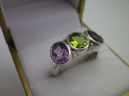 Stunning Sterling Silver Amethyst and Peridot Vintage ring!! Size: P  8 grms.