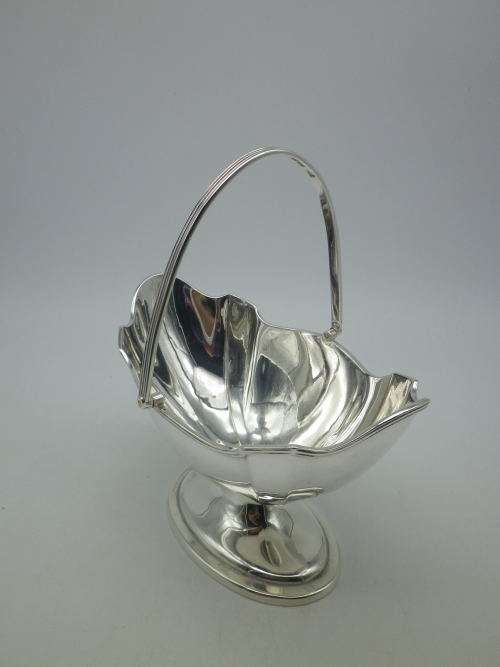 Hallmarked silver sweet basket. London 1894 Thomas Bradbury & Sons 139g