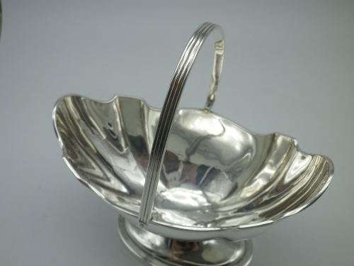 Hallmarked silver sweet basket. London 1894 Thomas Bradbury & Sons 139g