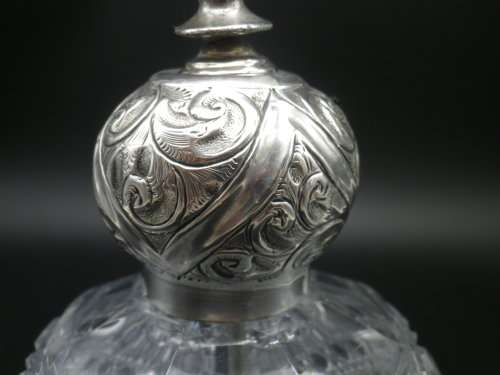 Antique Hallmarked Sterling Silver topped and cut crystal perfume bottle. Birmingham, 1911