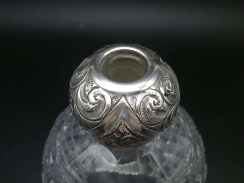Antique Hallmarked Sterling Silver topped and cut crystal perfume bottle. Birmingham, 1911