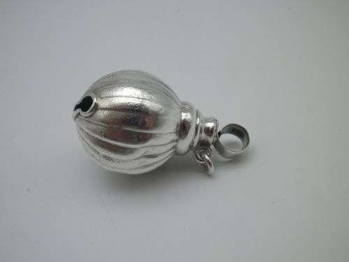 CHESTER 1899 ANTIQUE HALLMARKED STERLING SILVER baby`s rattle teether bell. 14grms 4.5 x 2.5 cm RARE