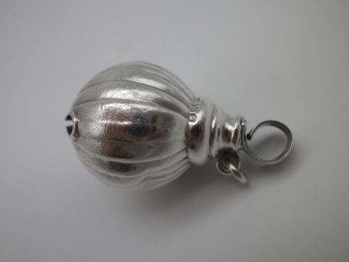 CHESTER 1899 ANTIQUE HALLMARKED STERLING SILVER baby`s rattle teether bell. 14grms 4.5 x 2.5 cm RARE