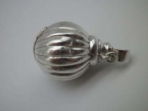 CHESTER 1899 ANTIQUE HALLMARKED STERLING SILVER baby`s rattle teether bell. 14grms 4.5 x 2.5 cm RARE