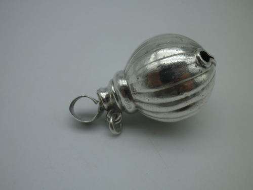 CHESTER 1899 ANTIQUE HALLMARKED STERLING SILVER baby`s rattle teether bell. 14grms 4.5 x 2.5 cm RARE