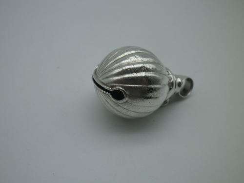 CHESTER 1899 ANTIQUE HALLMARKED STERLING SILVER baby`s rattle teether bell. 14grms 4.5 x 2.5 cm RARE
