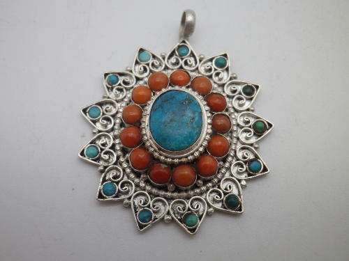 EXQUISITE Vintage Oval Silver, Turquoise and Coral Pendant. 4 x 3.5 cm  8 grms