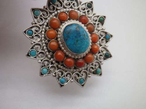 EXQUISITE Vintage Oval Silver, Turquoise and Coral Pendant. 4 x 3.5 cm  8 grms