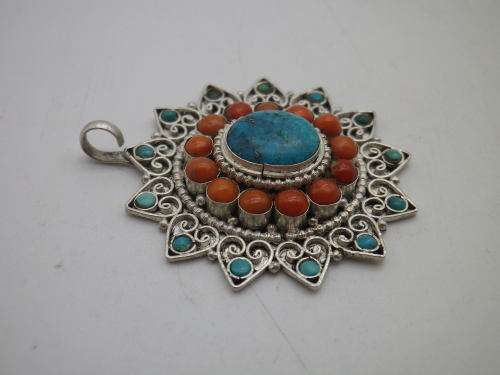 EXQUISITE Vintage Oval Silver, Turquoise and Coral Pendant. 4 x 3.5 cm  8 grms