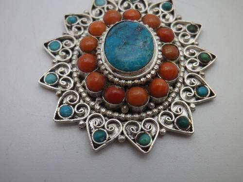 EXQUISITE Vintage Oval Silver, Turquoise and Coral Pendant. 4 x 3.5 cm  8 grms