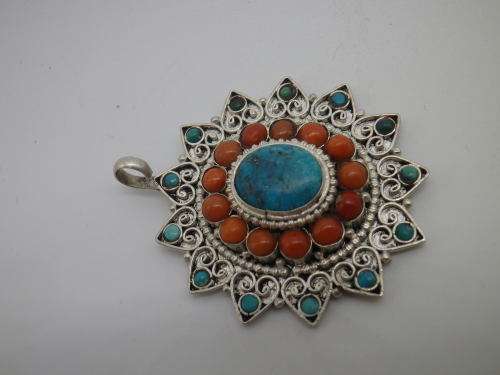 EXQUISITE Vintage Oval Silver, Turquoise and Coral Pendant. 4 x 3.5 cm  8 grms