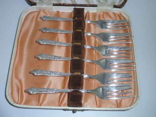 Lovely set of Six Vintage Silver Plated EPNS APOSTLE forks. Sheffield, England. Boxed.