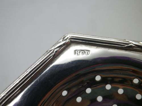 ANTIQUE HALLMARKED SILVER TEA STRAINER, Wooden handle  Birmingham 1906 Henry Clifford Davis  18.5 cm
