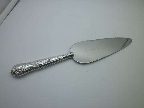 Hallmarked Silver Handled QUEENS pattern CAKE LIFTER Sheffield 1978 Harrison Bros