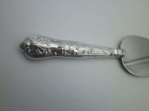 Hallmarked Silver Handled QUEENS pattern CAKE LIFTER Sheffield 1978 Harrison Bros