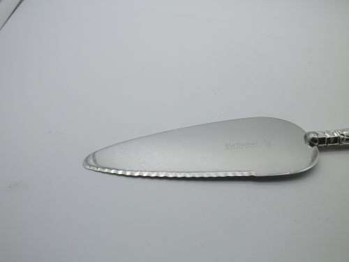 Hallmarked Silver Handled QUEENS pattern CAKE LIFTER Sheffield 1978 Harrison Bros