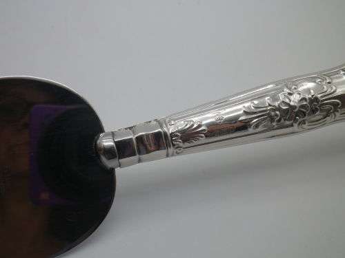 Hallmarked Silver Handled QUEENS pattern CAKE LIFTER Sheffield 1978 Harrison Bros