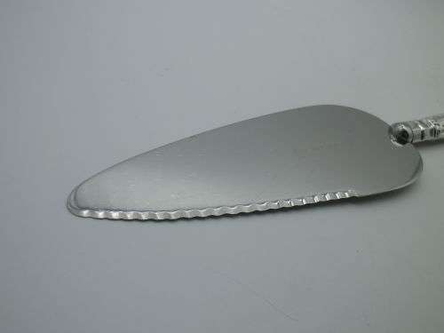 Hallmarked Silver Handled QUEENS pattern CAKE LIFTER Sheffield 1978 Harrison Bros