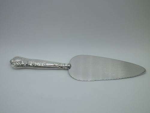 Hallmarked Silver Handled QUEENS pattern CAKE LIFTER Sheffield 1978 Harrison Bros