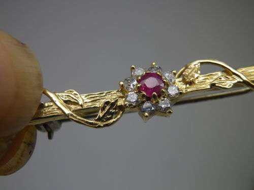 9ct Yellow Gold brooch, Ruby and Diamond Dainty Brooch. 1 gr. 3.5cm