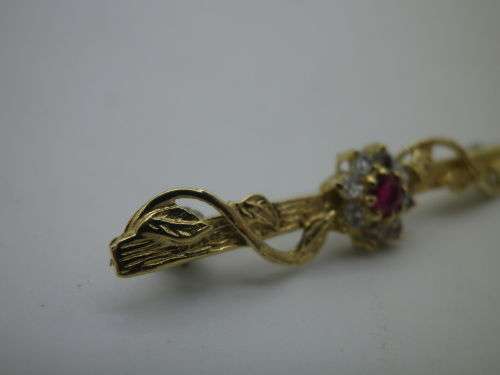 9ct Yellow Gold brooch, Ruby and Diamond Dainty Brooch. 1 gr. 3.5cm