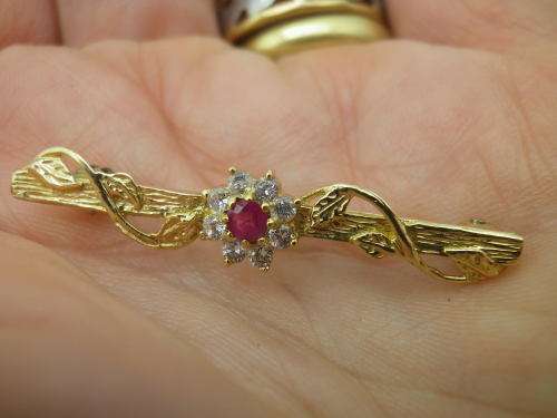 9ct Yellow Gold brooch, Ruby and Diamond Dainty Brooch. 1 gr. 3.5cm