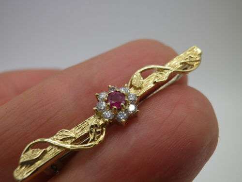 9ct Yellow Gold brooch, Ruby and Diamond Dainty Brooch. 1 gr. 3.5cm