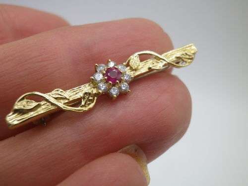 9ct Yellow Gold brooch, Ruby and Diamond Dainty Brooch. 1 gr. 3.5cm