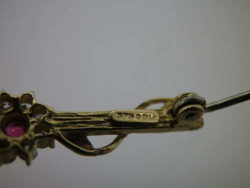 9ct Yellow Gold brooch, Ruby and Diamond Dainty Brooch. 1 gr. 3.5cm