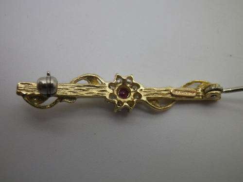 9ct Yellow Gold brooch, Ruby and Diamond Dainty Brooch. 1 gr. 3.5cm