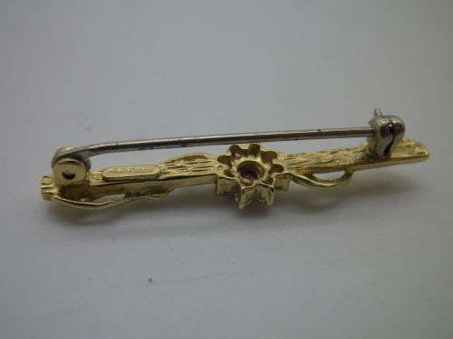 9ct Yellow Gold brooch, Ruby and Diamond Dainty Brooch. 1 gr. 3.5cm