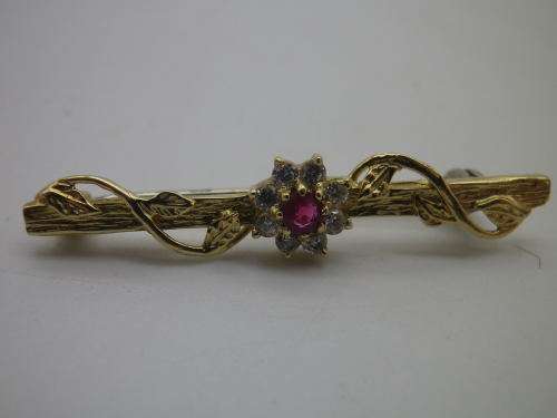 9ct Yellow Gold brooch, Ruby and Diamond Dainty Brooch. 1 gr. 3.5cm