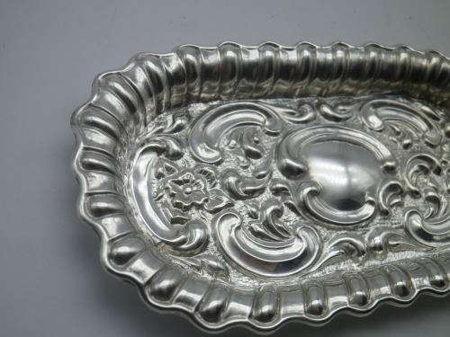 ART NOUVEAU HALLMARKED SILVER REPOUSSE RING TRAY SHEFFIELD 1904 Henry Hobson & Son 12x6cm 27g