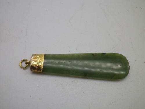 Hallmarked 9ct Gold and Jadite pendant. Birmingham, 1906. 5 x 1.3cm