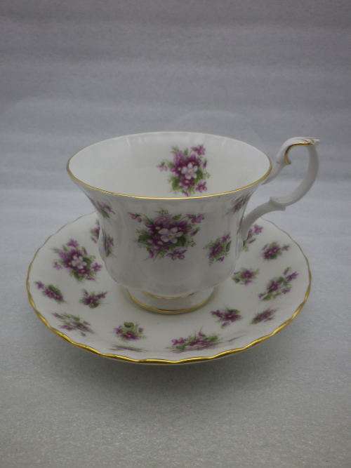Royal Albert `SWEET VIOLETS` Bone China Duo. No damage (Duo 1)