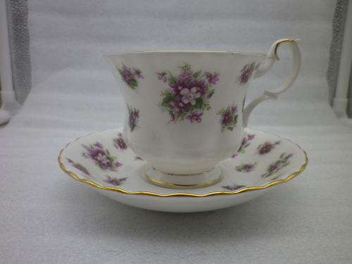 Royal Albert `SWEET VIOLETS` Bone China Duo. No damage (Duo 1)
