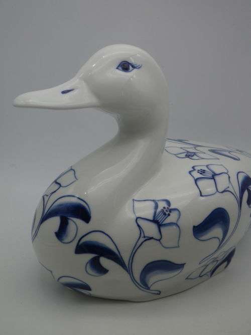 Spectacular Large Blue & White Ceramic duck. Made in Phillipines 32x18x13cm Excellent condition