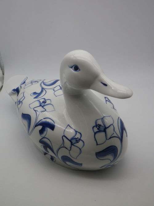 Spectacular Large Blue & White Ceramic duck. Made in Phillipines 32x18x13cm Excellent condition