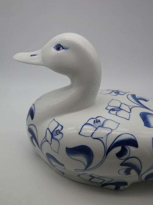 Spectacular Large Blue & White Ceramic duck. Made in Phillipines 32x18x13cm Excellent condition